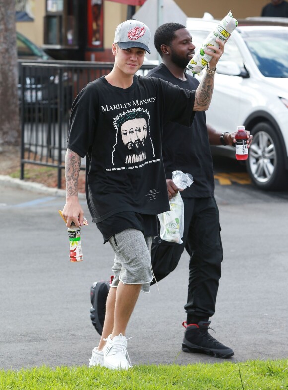 Justin Bieber a acheté un sandwich chez Subway avec son garde du corps à Los Angeles, le 6 août 2015