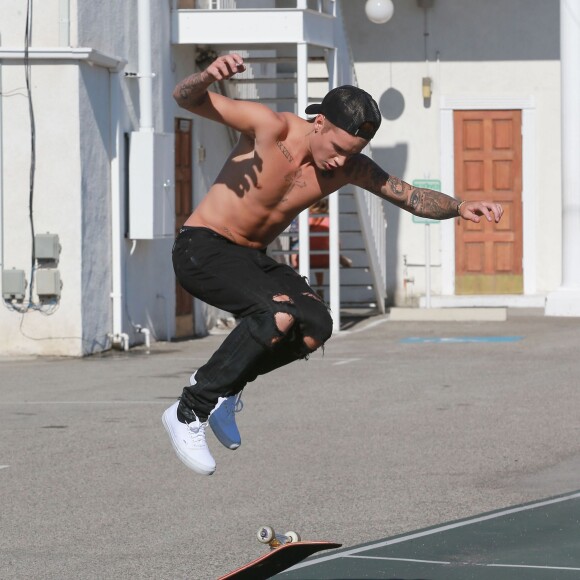 Justin Bieber fait du skateboard torse nu dans la rue à Santa Monica, le 22 juillet 2015
