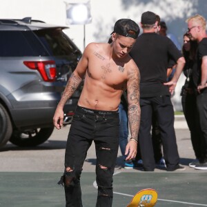 Justin Bieber fait du skateboard torse nu dans la rue à Santa Monica, le 22 juillet 2015
