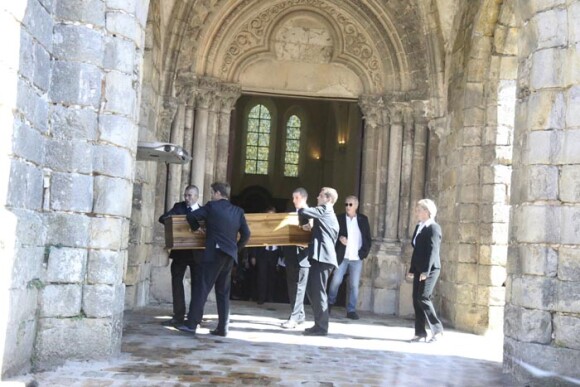 Obsèques de Gladys Renier ( mère d'Yves Renier) en l'église de Grez-sur-Loing (Seine-et-Marne) puis inhumation au cimetière le 9 septembre 2015. Étaient présents Karin Rénier (la femme d'Yves Rénier), ses enfants Jules et Oscar et la famille.