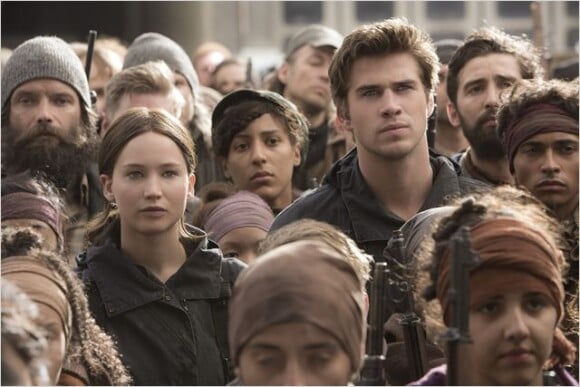 Liam Hemsworth et Jennifer Lawrence dans Hunger Games : La Révolte - Partie 2.