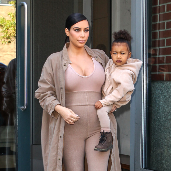 Kim Kardashian et sa fille North, toutes de beiges vêtues, quittent leur appartement à SoHo et se rendent au Skylight Modern à Chelsea, pour assister à la présentation de la collection Yeezy Season 2 de Kanye West. New York, le 16 septembre 2015.