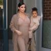 Kim Kardashian et sa fille North, toutes de beiges vêtues, quittent leur appartement à SoHo et se rendent au Skylight Modern à Chelsea, pour assister à la présentation de la collection Yeezy Season 2 de Kanye West. New York, le 16 septembre 2015.
