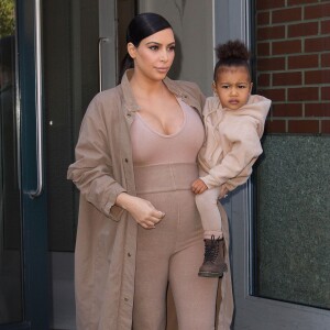 Kim Kardashian et sa fille North, toutes de beiges vêtues, quittent leur appartement à SoHo et se rendent au Skylight Modern à Chelsea, pour assister à la présentation de la collection Yeezy Season 2 de Kanye West. New York, le 16 septembre 2015.