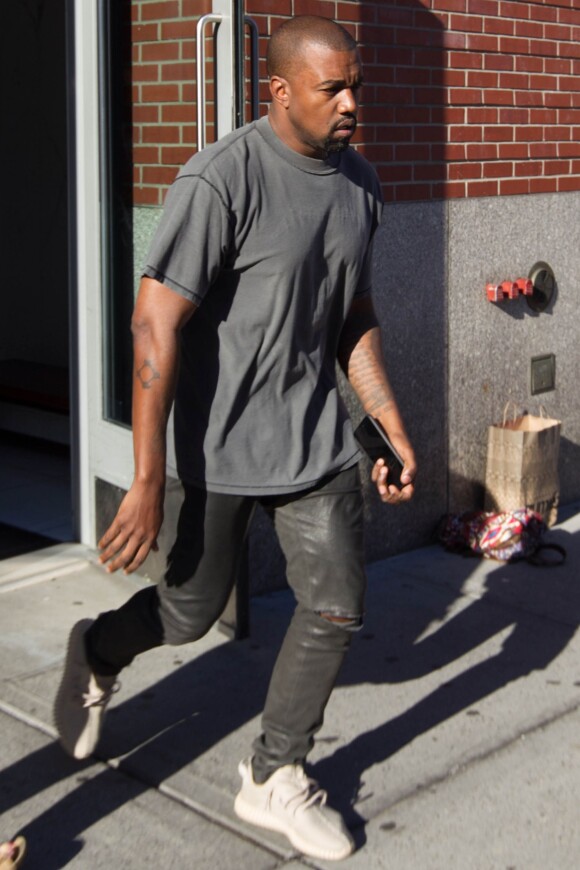 Kanye West se rend au Skylight Modern pour la présentation de sa collection Yeezy Season 2. New York, le 16 septembre 2015.