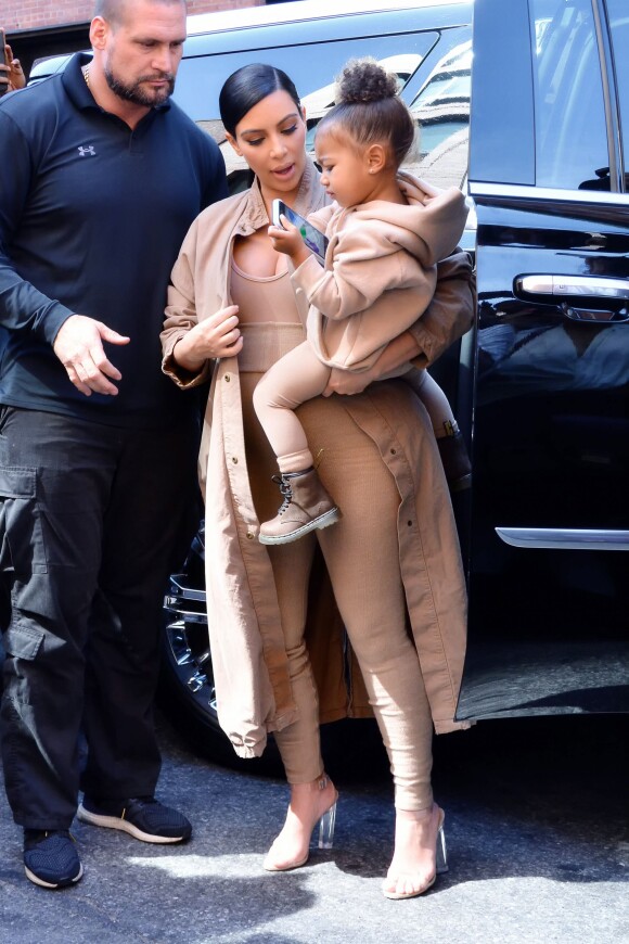 Kim Kardashian et sa fille North West arrivent au Skylight Modern, à Chelsea, pour assister à la présentation de la collection Yeezy Season 2 de Kanye West. New York, le 16 septembre 2015.