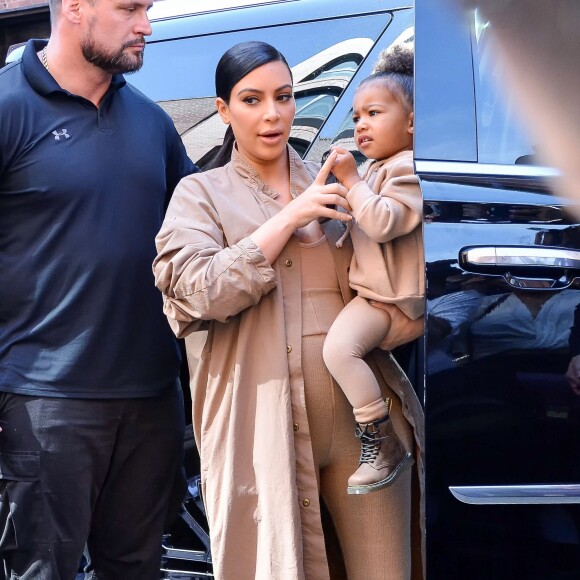 Kim Kardashian et sa fille North West arrivent au Skylight Modern, à Chelsea, pour assister à la présentation de la collection Yeezy Season 2 de Kanye West. New York, le 16 septembre 2015.