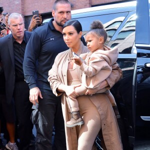 Kim Kardashian et sa fille North West arrivent au Skylight Modern, à Chelsea, pour assister à la présentation de la collection Yeezy Season 2 de Kanye West. New York, le 16 septembre 2015.