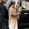 Kim Kardashian, enceinte, et sa fille North arrivent au Skylight Modern, à Chelsea, pour assister à la présentation de la collection Yeezy Season 2 de Kanye West. New York, le 16 septembre 2015.