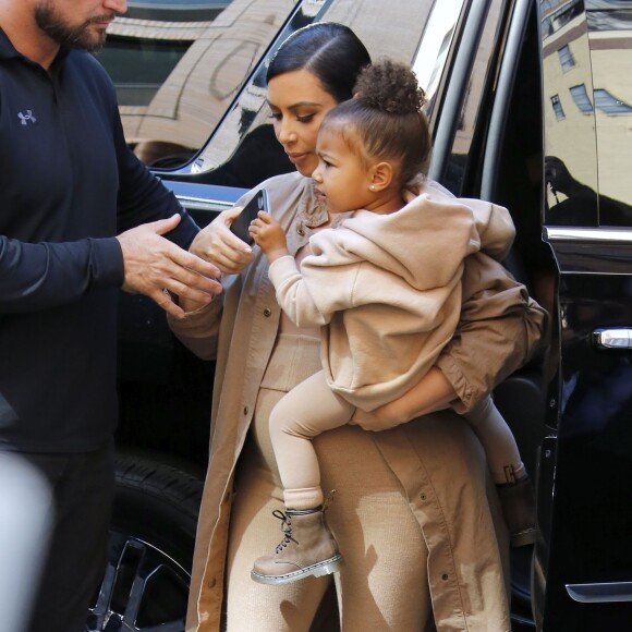 Kim Kardashian, enceinte, et sa fille North arrivent au Skylight Modern, à Chelsea, pour assister à la présentation de la collection Yeezy Season 2 de Kanye West. New York, le 16 septembre 2015.