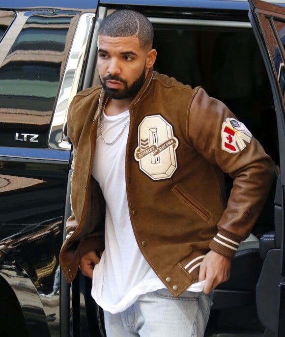 Drake arrive au Skylight Modern, à Chelsea, pour assister à la présentation de la collection Yeezy Season 2 de Kanye West. New York, le 16 septembre 2015.