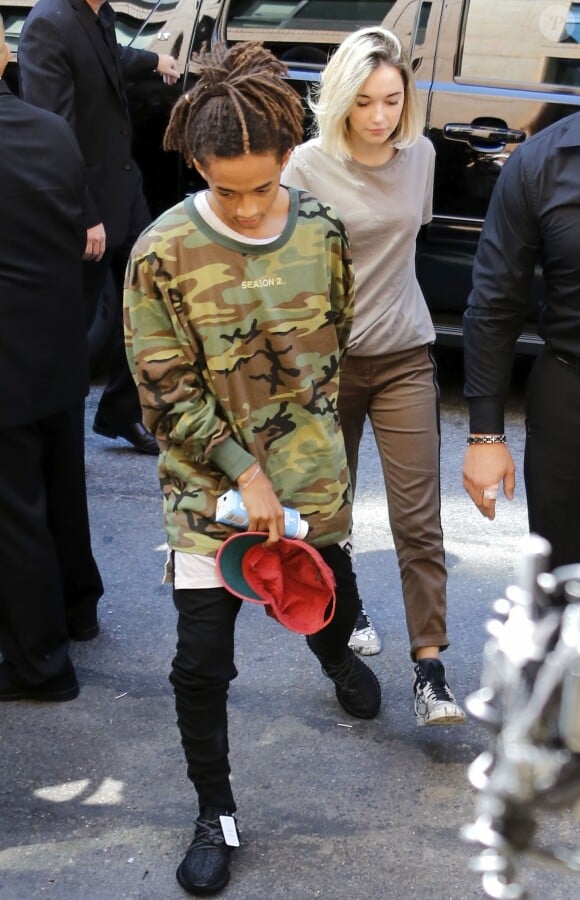 Jaden Smith et sa petite amie Sarah Snyder arrivent au Skylight Modern, à Chelsea, pour assister à la présentation de la collection Yeezy Season 2 de Kanye West. New York, le 16 septembre 2015.