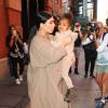 Kim Kardashian et sa fille North, en pleurs, quitte l'hôtel Mercer, à SoHo. New York, le 16 septembre 2015.