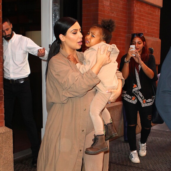 Kim Kardashian et sa fille North, en pleurs, quitte l'hôtel Mercer, à SoHo. New York, le 16 septembre 2015.