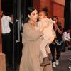 Kim Kardashian et sa fille North, en pleurs, quitte l'hôtel Mercer, à SoHo. New York, le 16 septembre 2015.