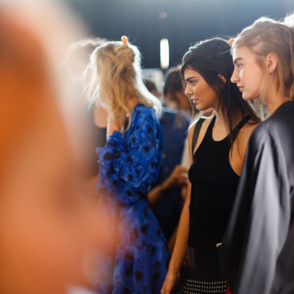 Kendall Jenner dans les coulisses du défilé Michael Kors Collection (collection printemps-été 2016) aux Spring Studios. New York, le 16 septembre 2015.