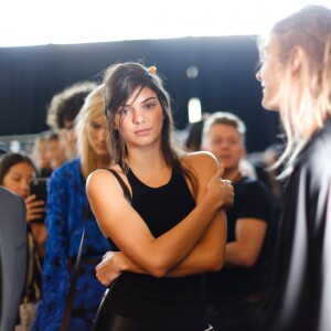 Kendall Jenner dans les coulisses du défilé Michael Kors Collection (collection printemps-été 2016) aux Spring Studios. New York, le 16 septembre 2015.