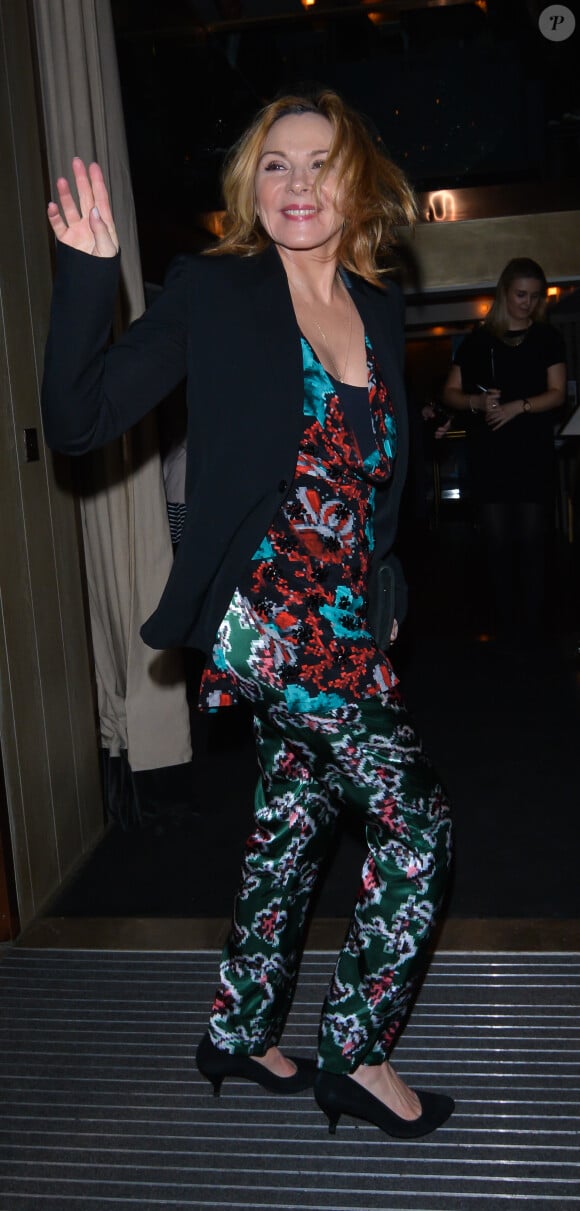 Kim Cattrall ("Sex in the city") devant son hôtel à Londres, le 31 mars 2015