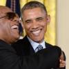 Barack Obama et Stevie Wonder à la Maison Blanche de Washington, le 24 novembre 2014