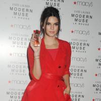 Kendall Jenner : En rouge comme en divine transparence, elle est irrésistible !