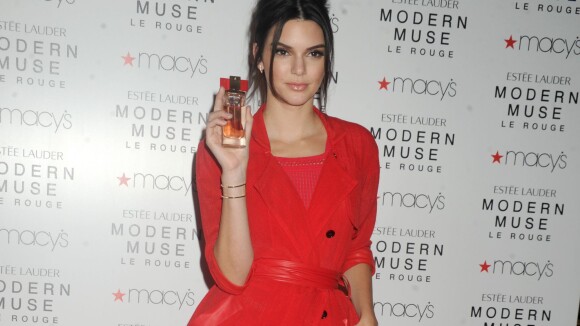 Kendall Jenner : En rouge comme en divine transparence, elle est irrésistible !
