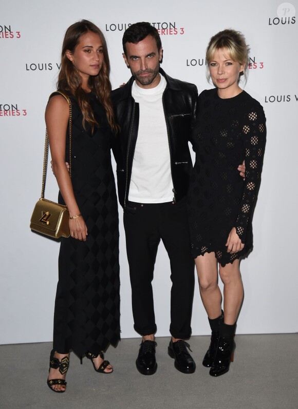 Alicia Vikander, Nicolas Ghesquière et Michelle Williams assistent au vernissage de l'exposition "SERIES3" de Louis Vuitton. Londres, le 20 septembre 2015.