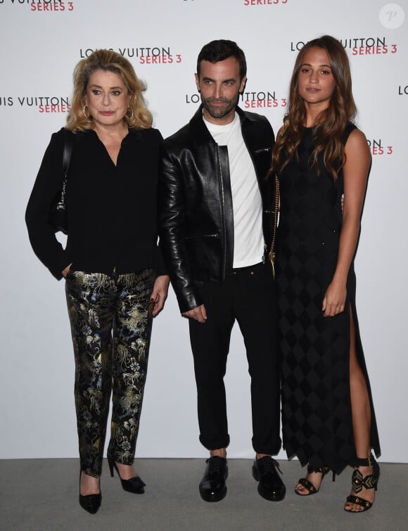Catherine Deneuve, Nicolas Ghesquière et Alicia Vikander assistent au vernissage de l'exposition "SERIES3" de Louis Vuitton. Londres, le 20 septembre 2015.