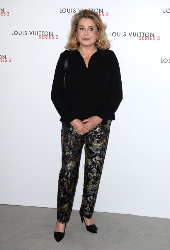 Catherine Deneuve assiste au vernissage de l'exposition "SERIES3" de Louis Vuitton. Londres, le 20 septembre 2015.