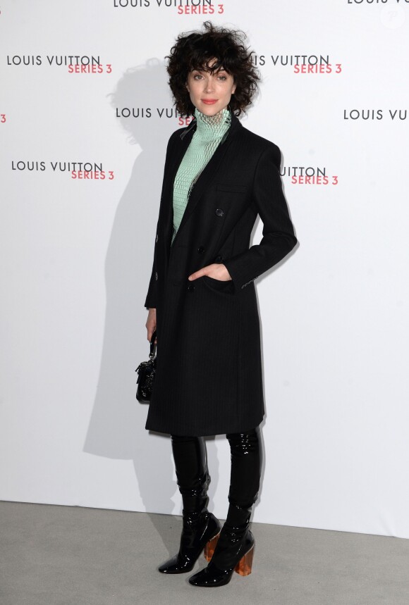 La chanteuse St. Vincent assiste au vernissage de l'exposition "SERIES3" de Louis Vuitton. Londres, le 20 septembre 2015.