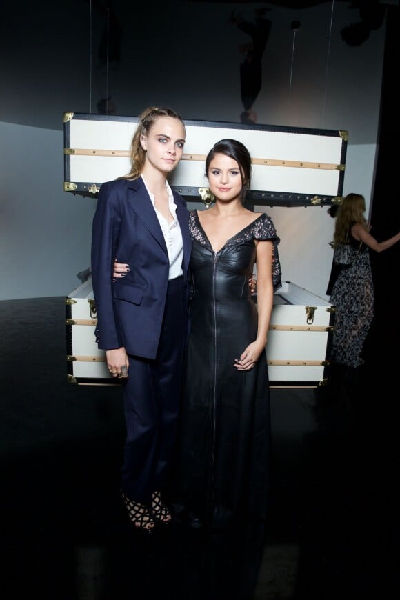 Cara Delevingne et Selena Gomez assistent au vernissage de l'exposition "SERIES3" de Louis Vuitton. Londres, le 20 septembre 2015.