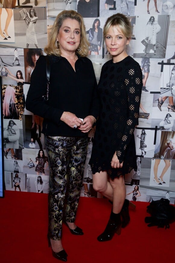 Catherine Deneuve et Michelle Williams assistent au vernissage de l'exposition "SERIES3" de Louis Vuitton. Londres, le 20 septembre 2015.