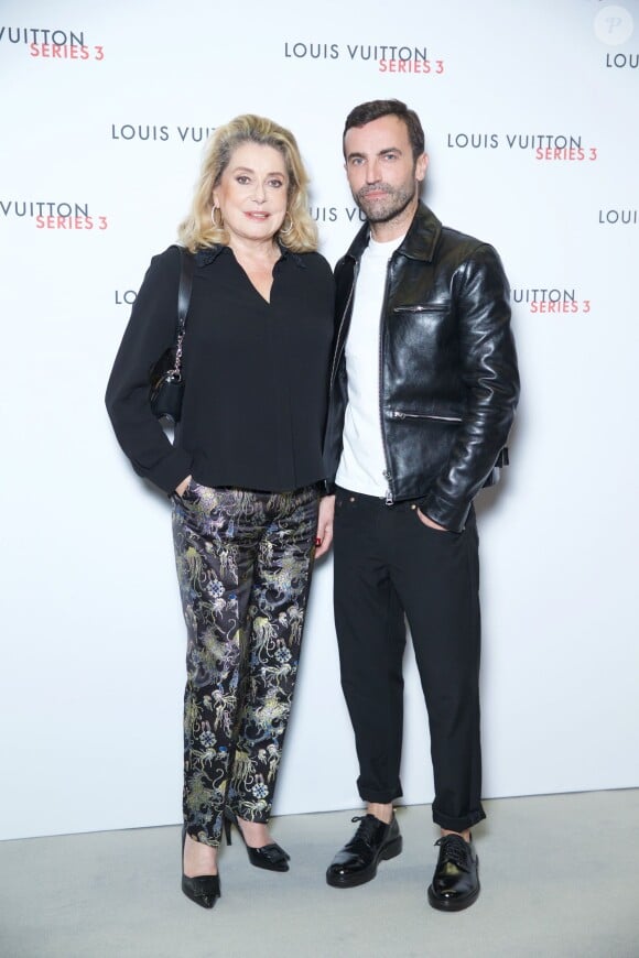 Catherine Deneuve et Nicolas Ghesquière assistent au vernissage de l'exposition "SERIES3" de Louis Vuitton. Londres, le 20 septembre 2015.