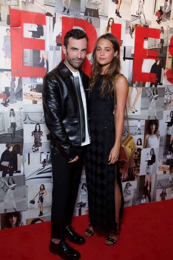 Nicolas Ghesquière et l'actrice Alicia Vikander assistent au vernissage de l'exposition "SERIES3" de Louis Vuitton. Londres, le 20 septembre 2015.