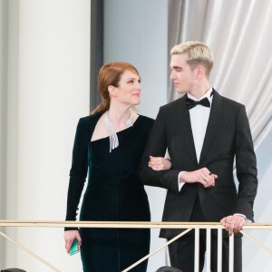 Julianne Moore et Gabriel-Kane Day-Lewis lors du défilé Chanel au Grand Palais à Paris, le 7 juillet 2015.