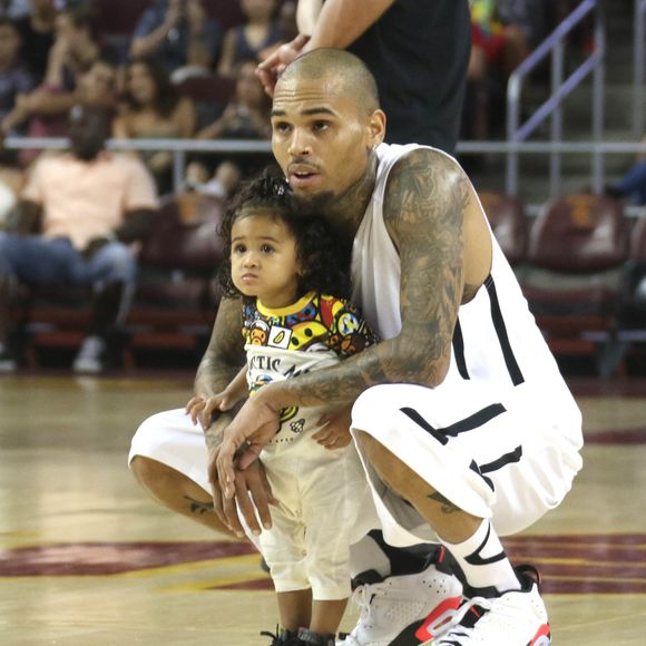 Chris Brown et sa fille Royalty au Power 106 Celebrity All-Star Game à l'USC Galen Center. Los Angeles, le 20 septembre 2015.