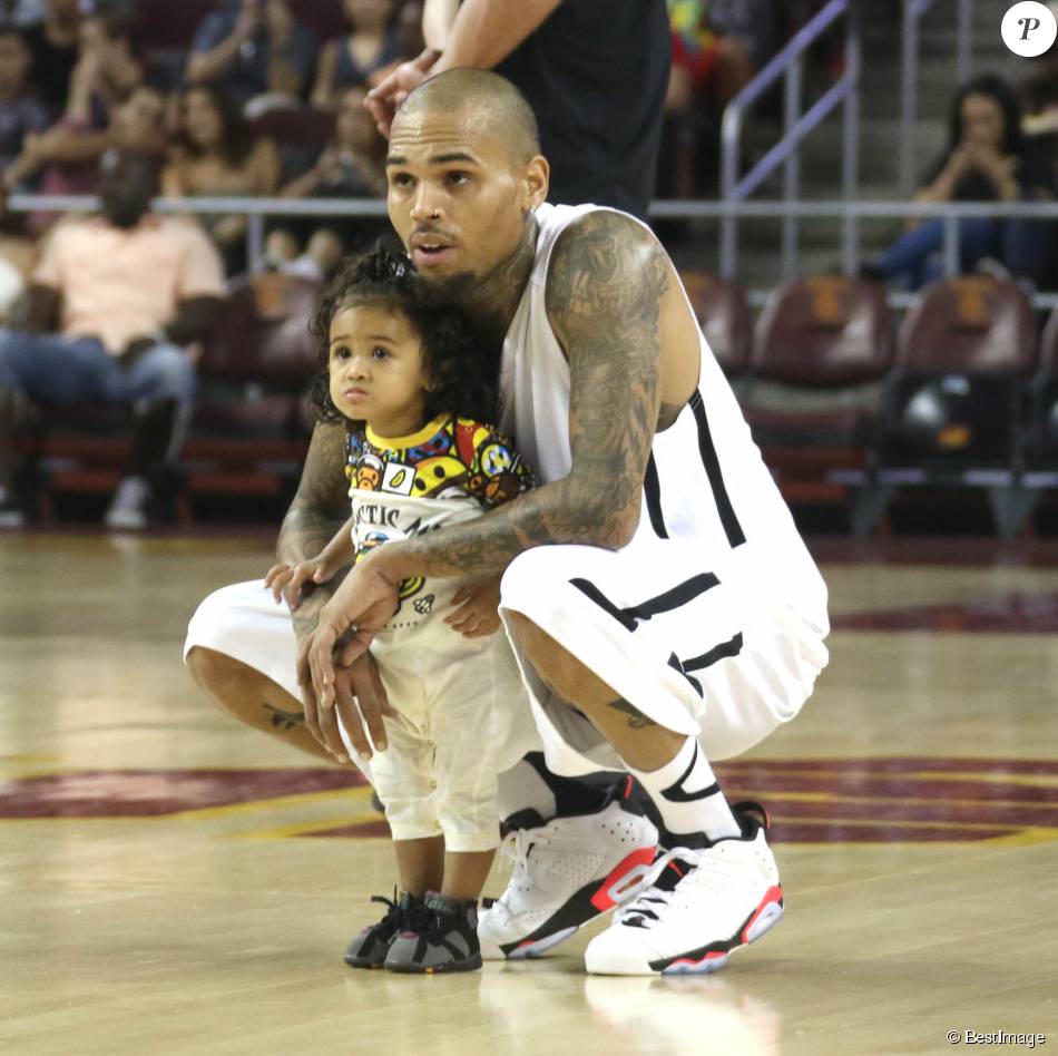 Chris Brown et sa fille Royalty au Power 106 Celebrity AllStar Game à l'USC Galen Center. Los Chris Brown et sa fille Royalty au Power 106 Celebrity AllStar Game à l'USC Galen Center. Los