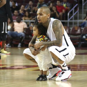 Chris Brown et sa fille Royalty au Power 106 Celebrity All-Star Game à l'USC Galen Center. Los Angeles, le 20 septembre 2015.