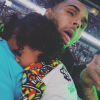 Royalty, endormie dans les bras de son père Chris Brown. Photo publiée le 20 septembre 2015.