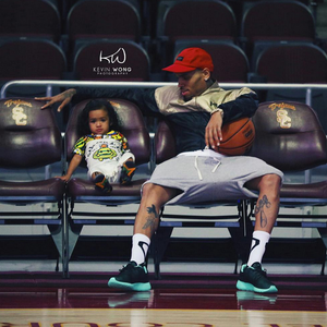 Royalty et son papa Chris Brown dans les tribunes de l'USC Galen Center, à Los Angeles. Photo publiée le 21 septembre 2015.