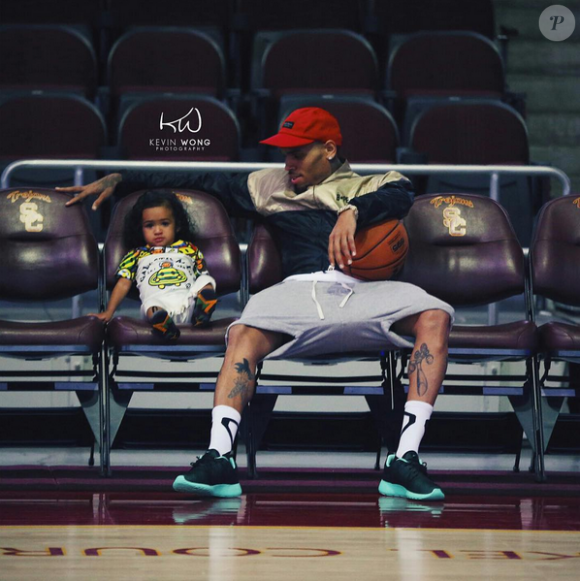 Royalty et son papa Chris Brown dans les tribunes de l'USC Galen Center, à Los Angeles. Photo publiée le 21 septembre 2015.