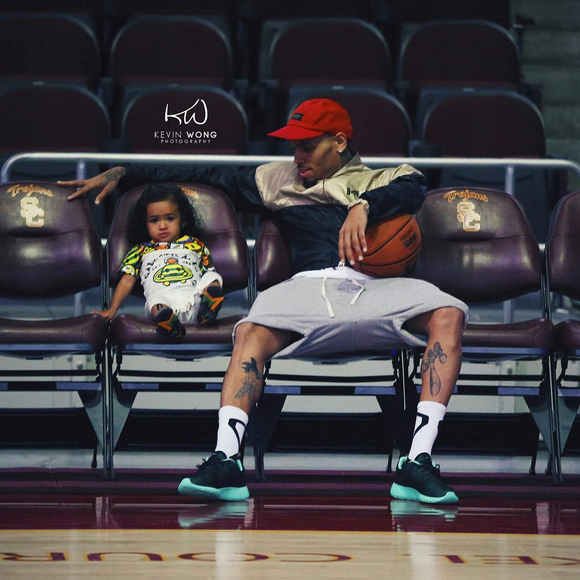 Royalty et son papa Chris Brown dans les tribunes de l'USC Galen Center, à Los Angeles. Photo publiée le 21 septembre 2015.