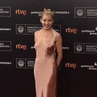 Sienna Miller : Robe nude et haute dose d'élégance face à Tom Hiddleston