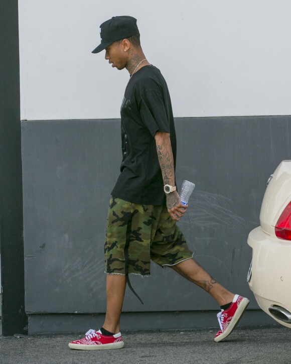 Kylie Jenner (redevenue brune) et son petit-ami le rappeur Tyga à la sortie du centre de dermatologie Epione à Beverly Hills, le 21 septembre 2015.