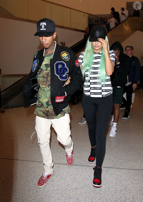 Tyga et sa compagne Kylie Jenner, les cheveux verts, arrivent à l'aéroport LAX de Los Angeles. Le 16 septembre 2015