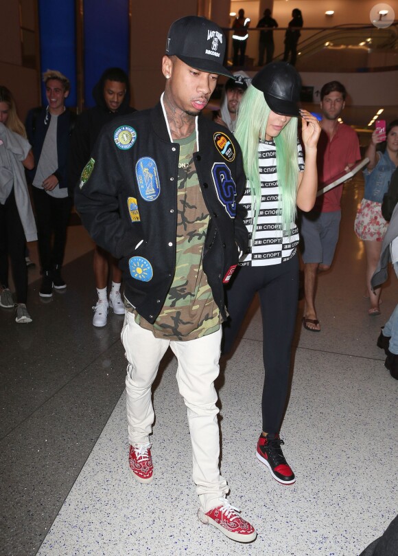 Tyga et sa compagne Kylie Jenner, les cheveux verts, arrivent à l'aéroport LAX de Los Angeles, de retour de New York. Le 16 septembre 2015