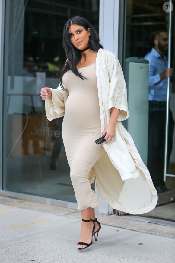 Kim Kardashian enceinte et sa soeur Kylie Jenner font du shopping chez "Jeffrey" à New York, le 13 septembre 2015.