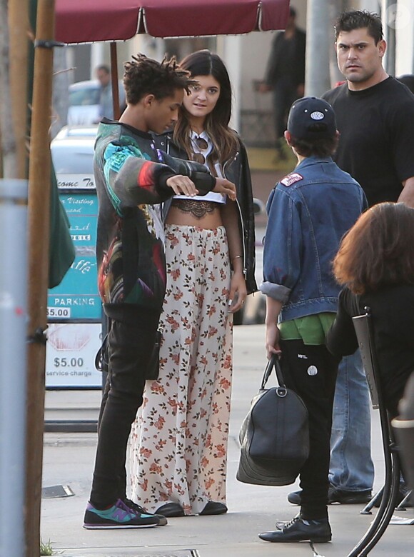 Kylie Jenner et son petit ami Jaden Smith vont dejeuner avec des amis au Urth Caffe a West Hollywood, le 19 novembre 2013.