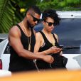 Usher et sa compagne Grace Miguel se promènent à Miami. Le 15 décembre 2014.