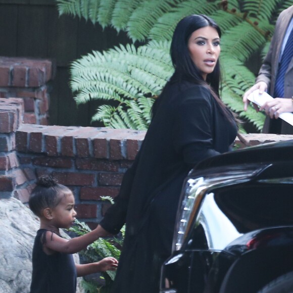 Kim Kardashian enceinte et sa fille North sortent de l'hôtel "The Lodge at Torrey Pines" dans le quartier de La Jolla à San Diego en Californie, le 23 septembre 2015. Le clan Kardashian est à San Diego pour célébrer l'anniversaire de Mary Jo Shannon (81 ans), la mère de Kris Jenner.