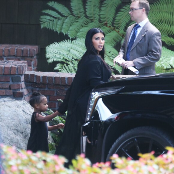 Kim Kardashian enceinte et sa fille North sortent de l'hôtel "The Lodge at Torrey Pines" dans le quartier de La Jolla à San Diego en Californie, le 23 septembre 2015. Le clan Kardashian est à San Diego pour célébrer l'anniversaire de Mary Jo Shannon (81 ans), la mère de Kris Jenner.